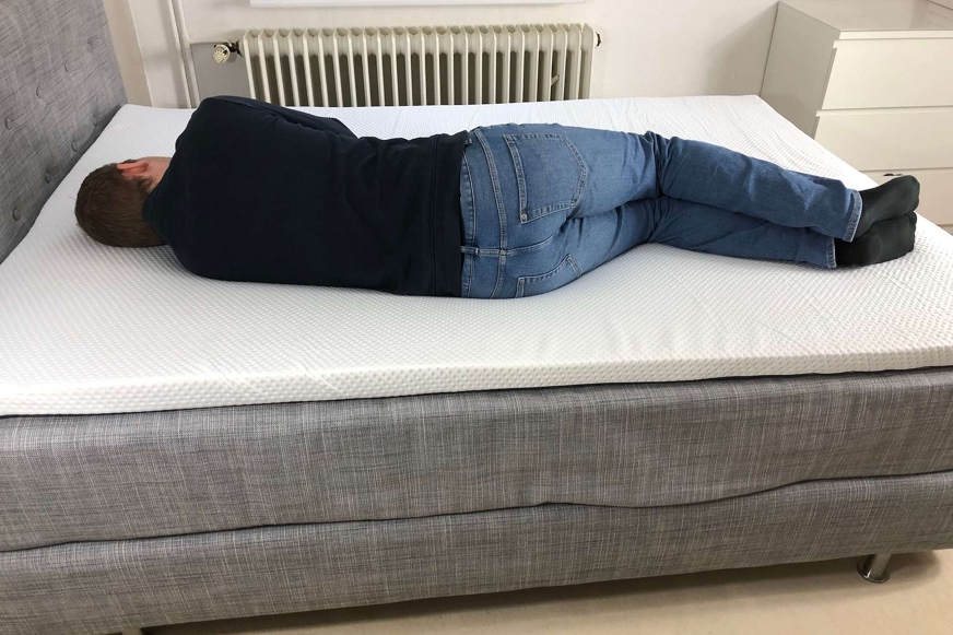 persona-che-dorme-di-lato-con-topper-emma